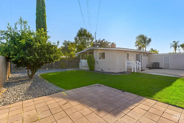 a view of a back yard of the house