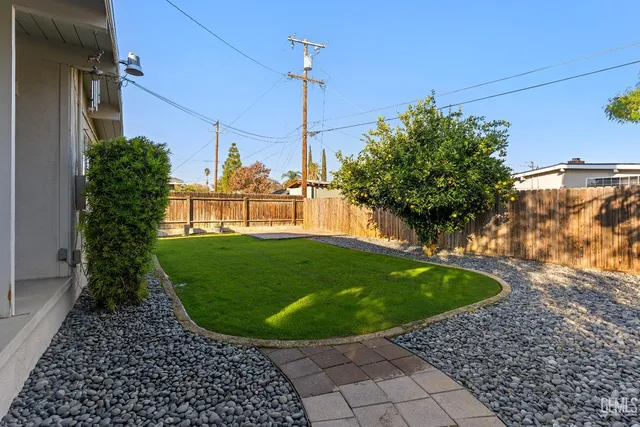 a view of a garden in the backyard