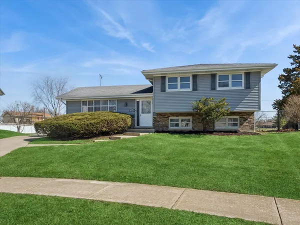 $405,000 | 1000 Lancaster Court, Hoffman Estates, IL 60169