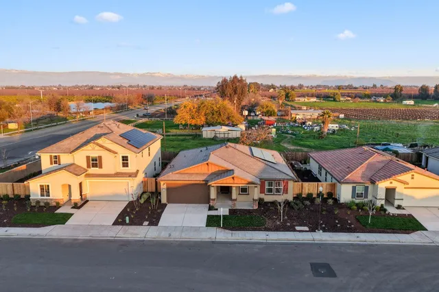 $589,990 | 3215 Lourdes Avenue, Clovis, CA 93619