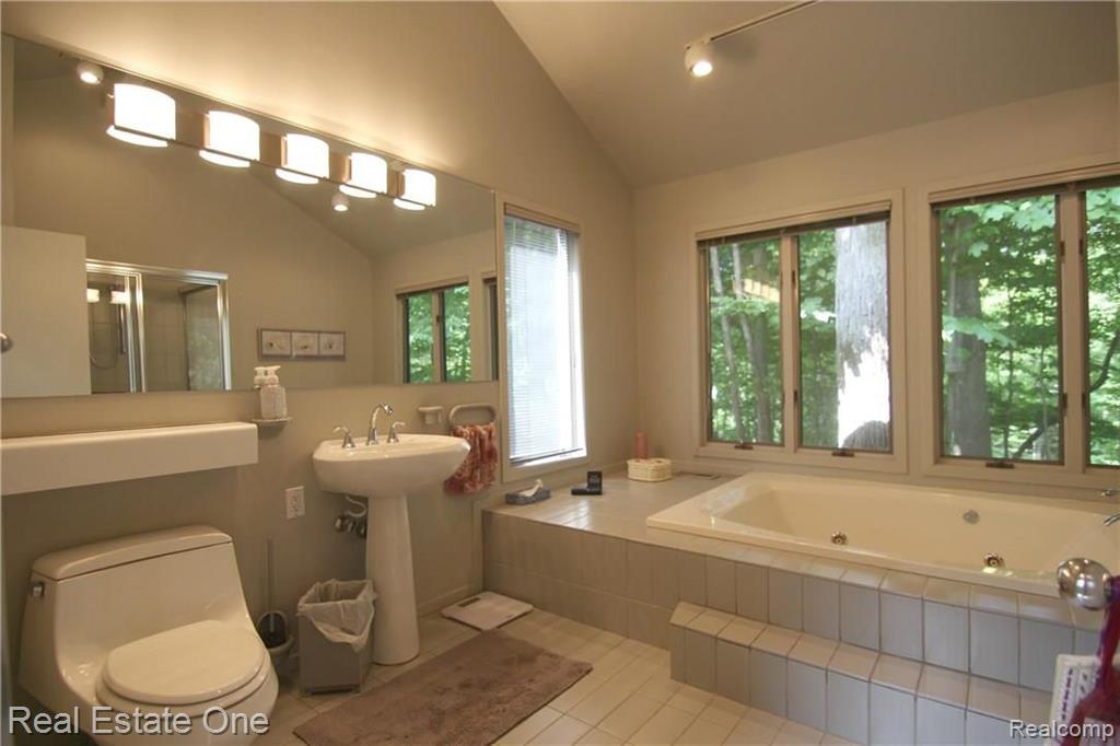 28053 Inkster Road Farmington Hills, MI 48334 - Photo 21 of 46