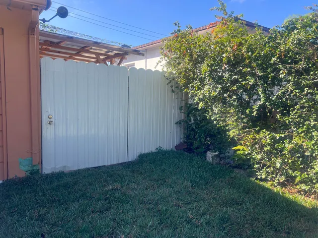 a view of a backyard