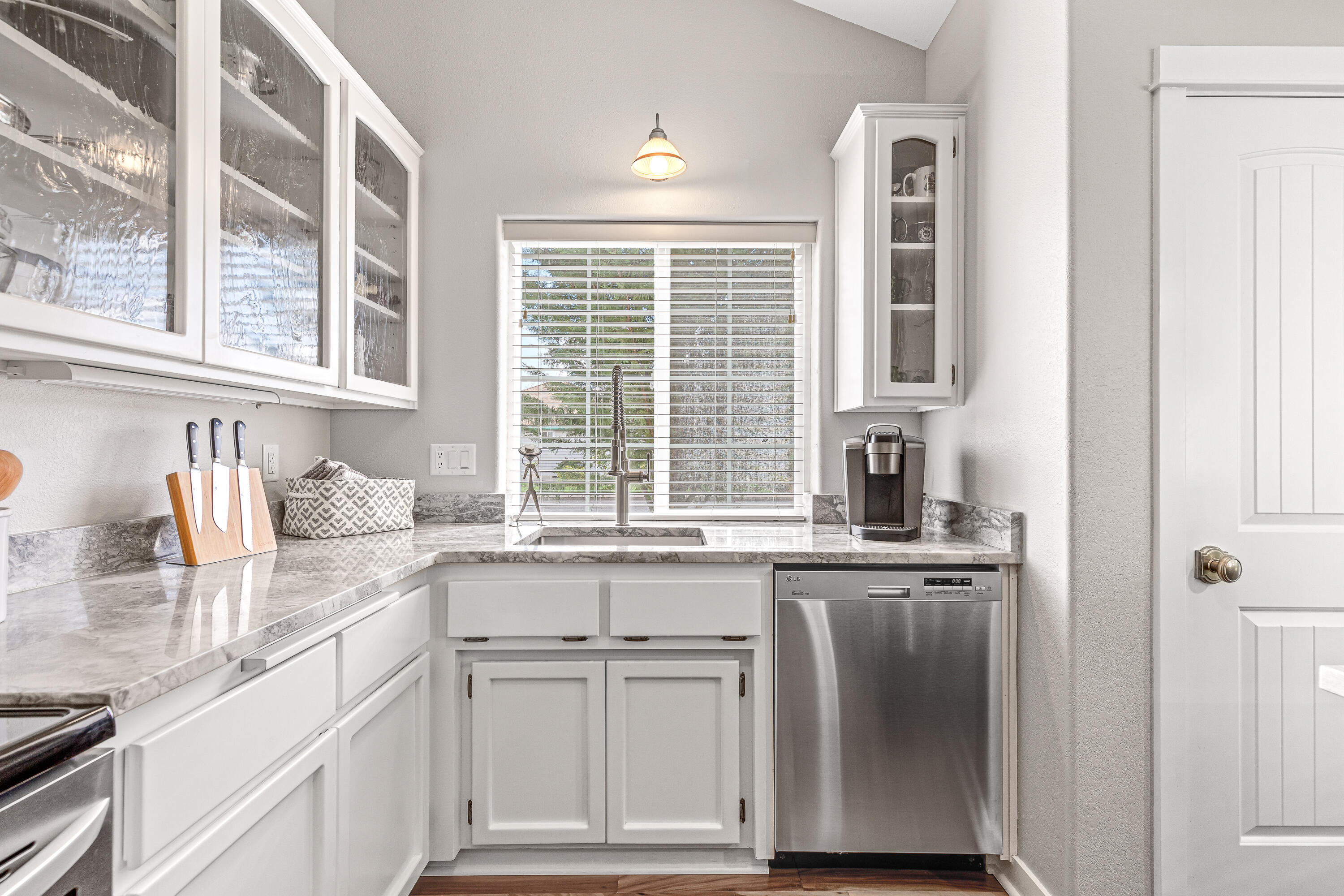 711 Brandon Street Central Point, OR 97502 - Photo 11 of 47 9R9A7623