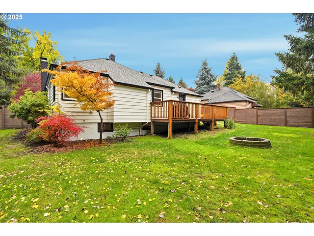 a view of a house with a backyard