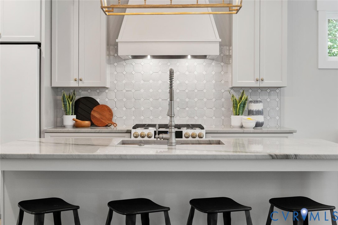 13800 Summerlook Lane Chesterfield, VA 23832 - Photo 17 of 49 a kitchen with a stove and a potted plant