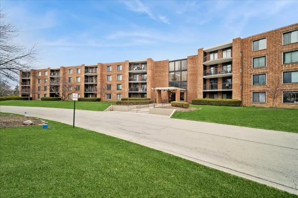 $187,000 | 1515 East Central Road, Unit 462B, Arlington Heights, IL 60005