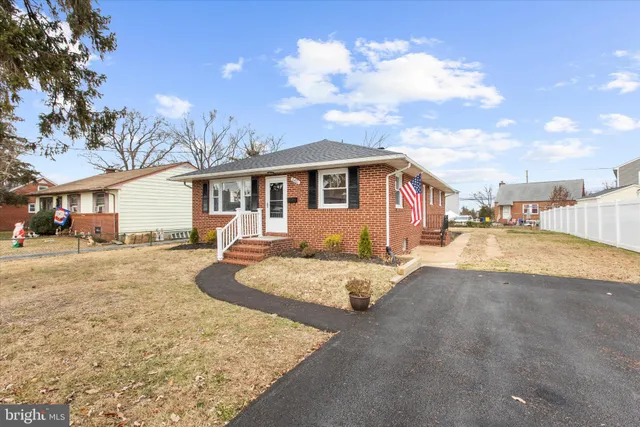 a view of a house with backyard and a tree