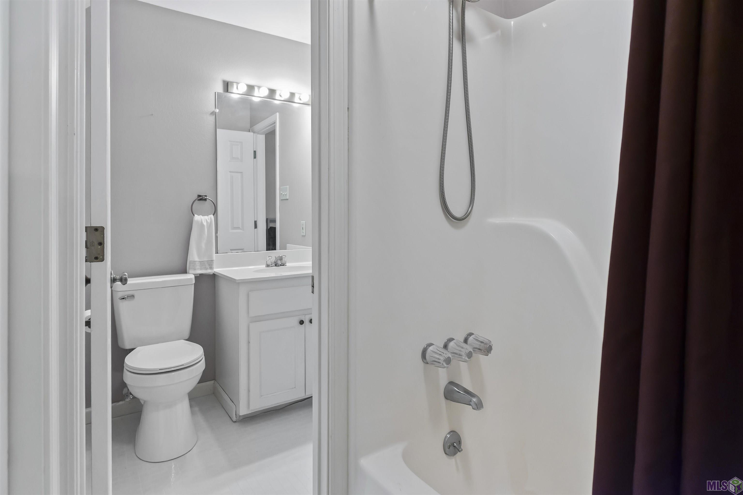 17566 Summerfield Road North Prairieville, LA 70769 - Photo 31 of 40 A Jack and Jill Bathroom