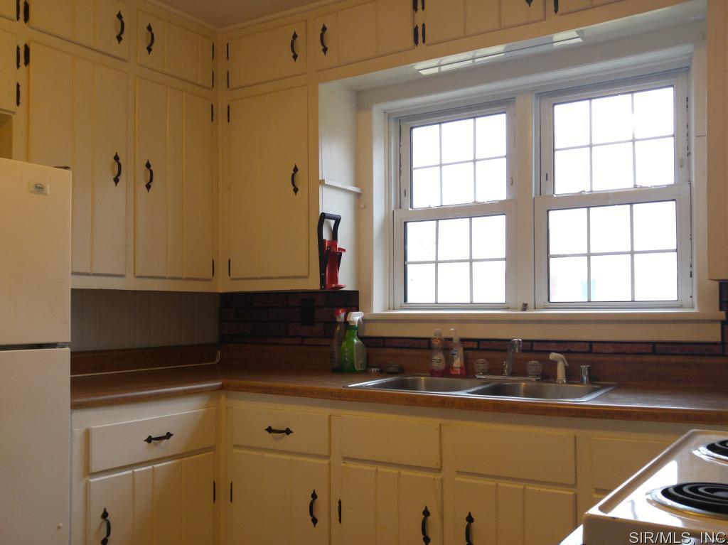 704 Enos Lane Godfrey, IL 62035 - Photo 9 of 25