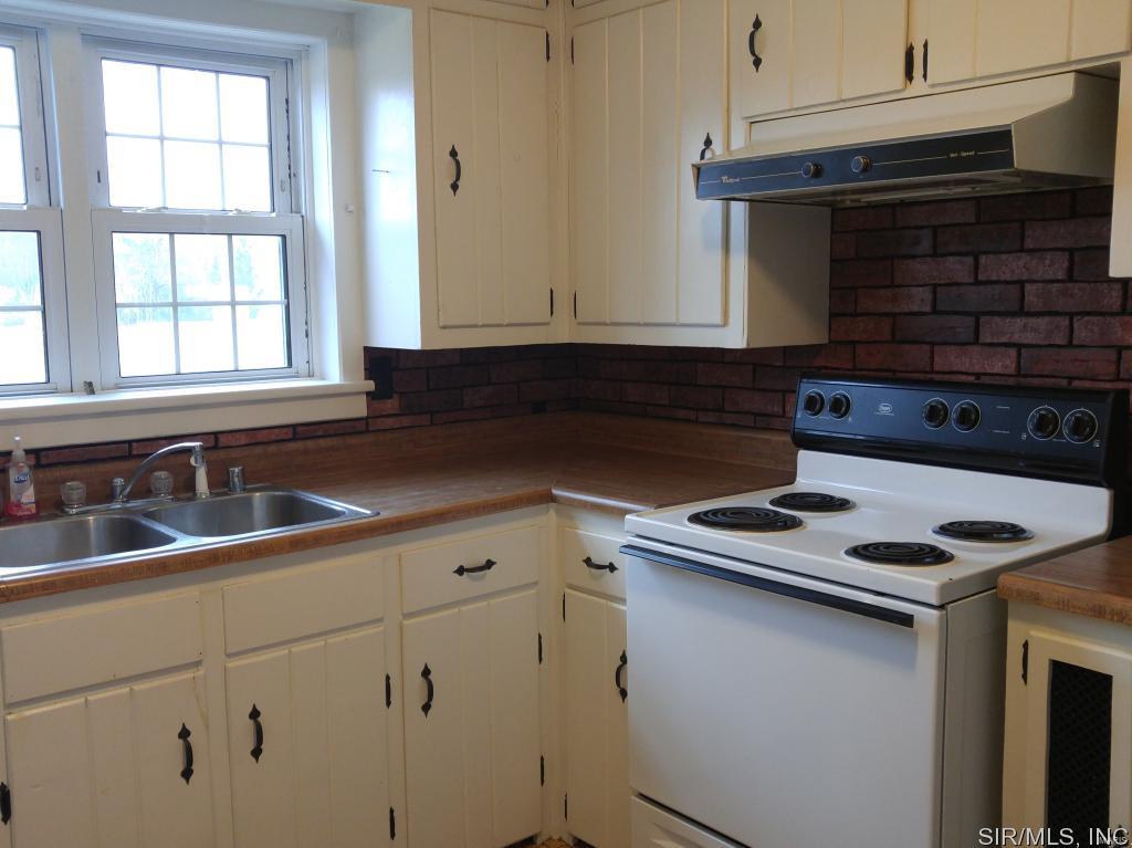 704 Enos Lane Godfrey, IL 62035 - Photo 10 of 25