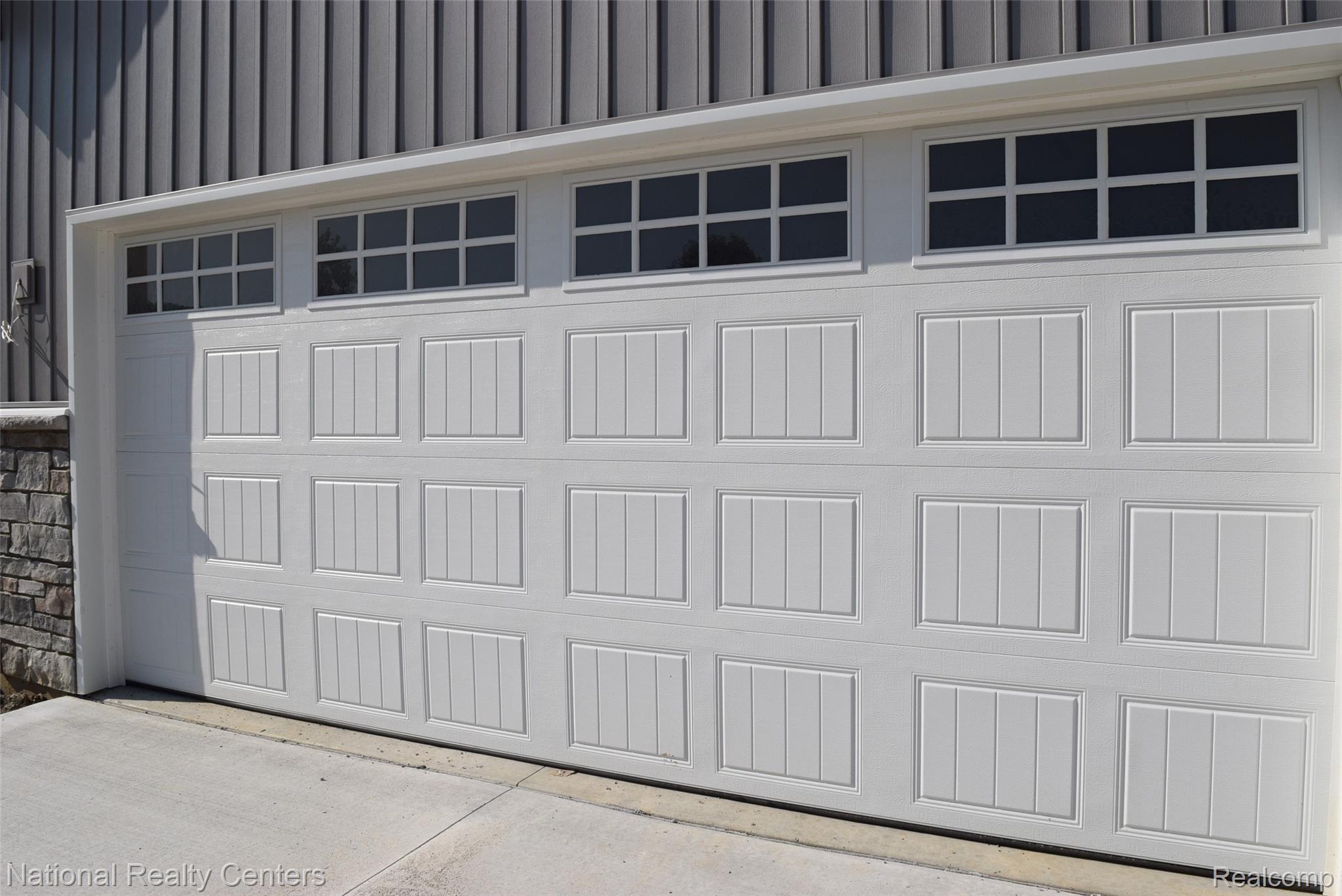 363 Otter Run Road Holly, MI 48442 - Photo 3 of 38 Upgraded Garage Door.JPG