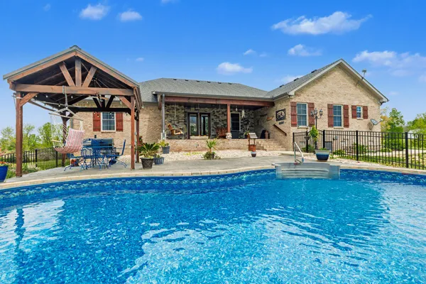 $949,000 | 1560 Fairfield Road, Westmoreland, TN 37186