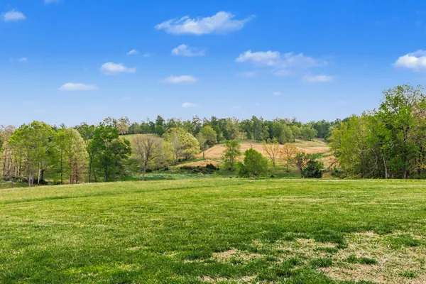 $949,000 | 1560 Fairfield Road, Westmoreland, TN 37186