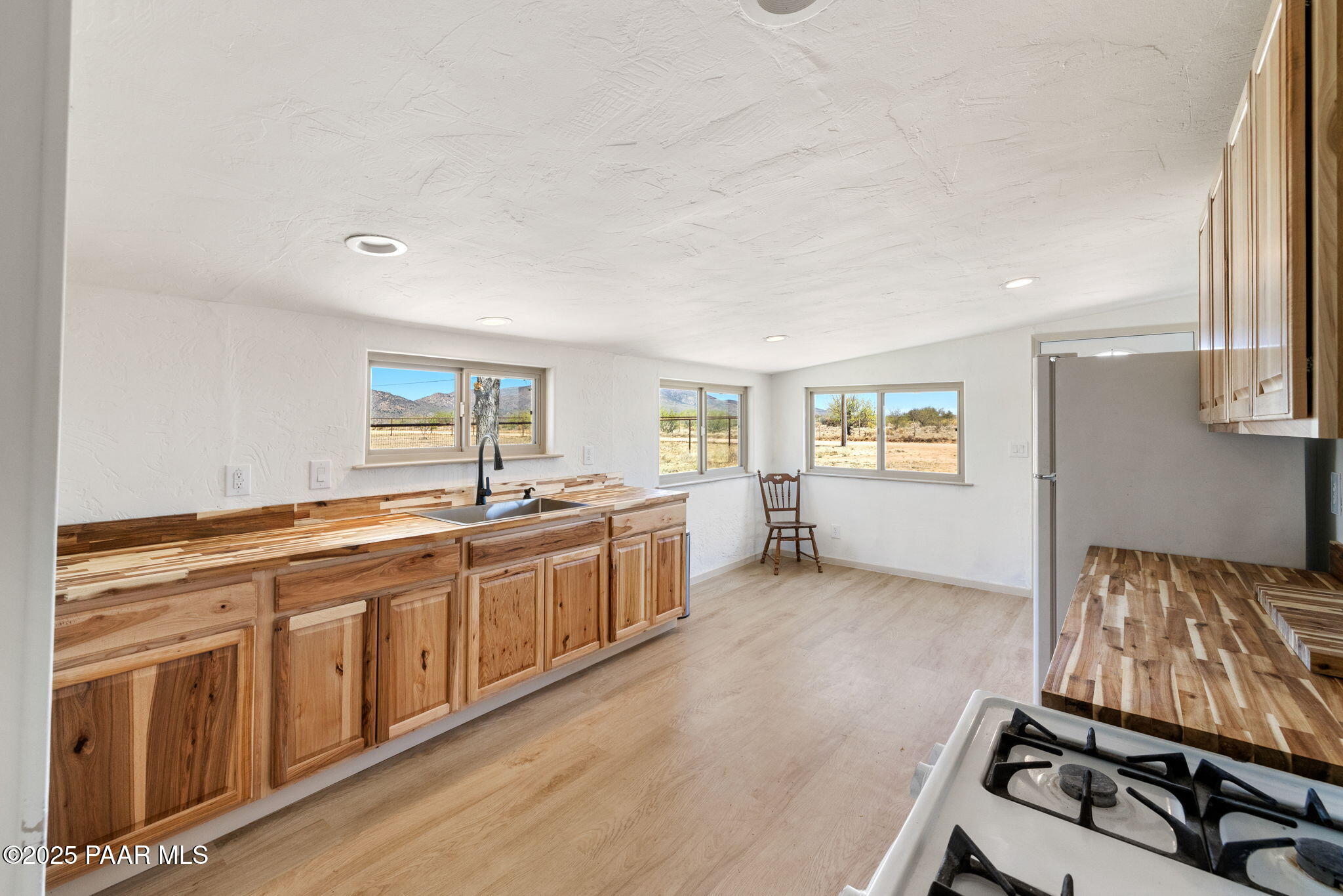 12465 Windmill Road Skull Valley, AZ 86338 - Photo 14 of 41 9-Kitchen and Dining