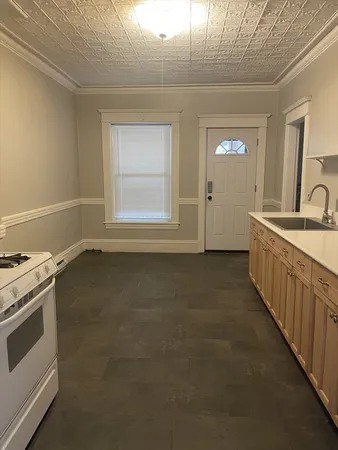 $2,300 | 245 Sargeant Street, Unit 2, Holyoke, MA 01040