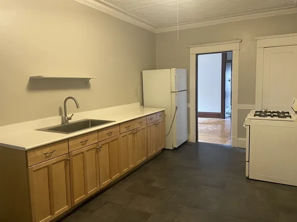 $2,300 | 245 Sargeant Street, Unit 2, Holyoke, MA 01040