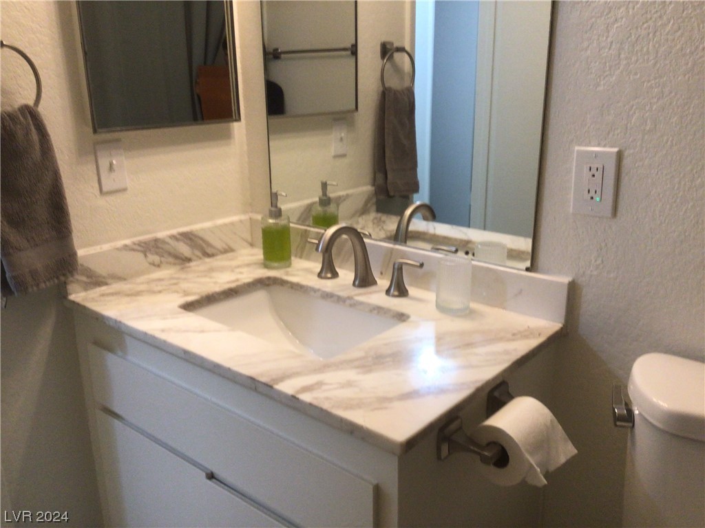 5737 Smoke Ranch Road, Unit B Las Vegas, NV 89108 - Photo 9 of 13 Tub/shower combo