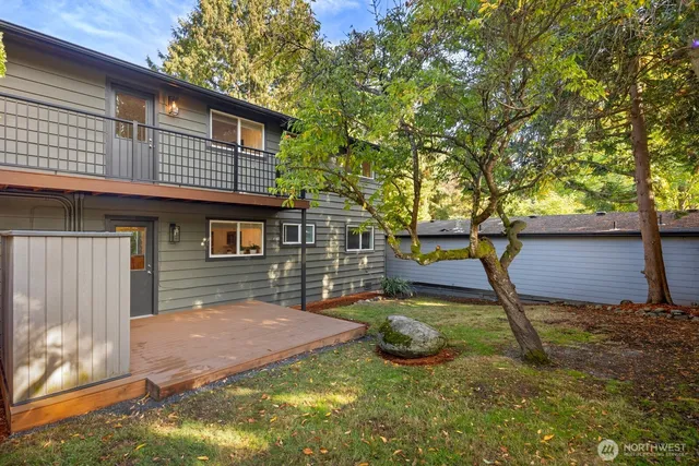 a view of a backyard