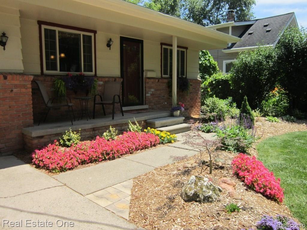 22804 Power Road Farmington, MI 48336 - Photo 31 of 35 lovely flowers.jpg