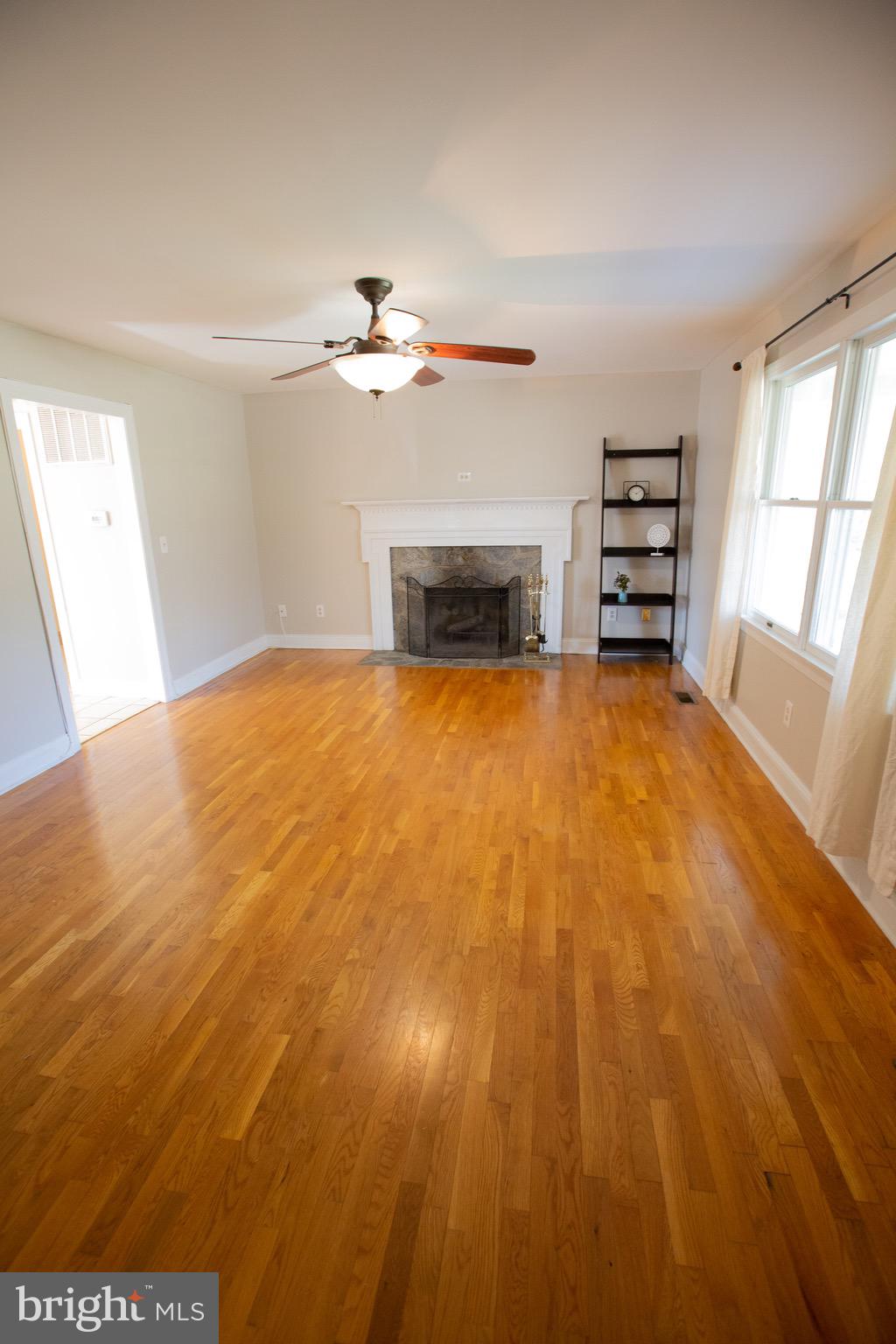 503 Leonard Road Fredericksburg, VA 22405 - Photo 4 of 33 Sparkling Hardwood Floors!