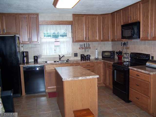 267 Bailey Road Winston-Salem, NC 27107 - Photo 4 of 16 Kitchen.
