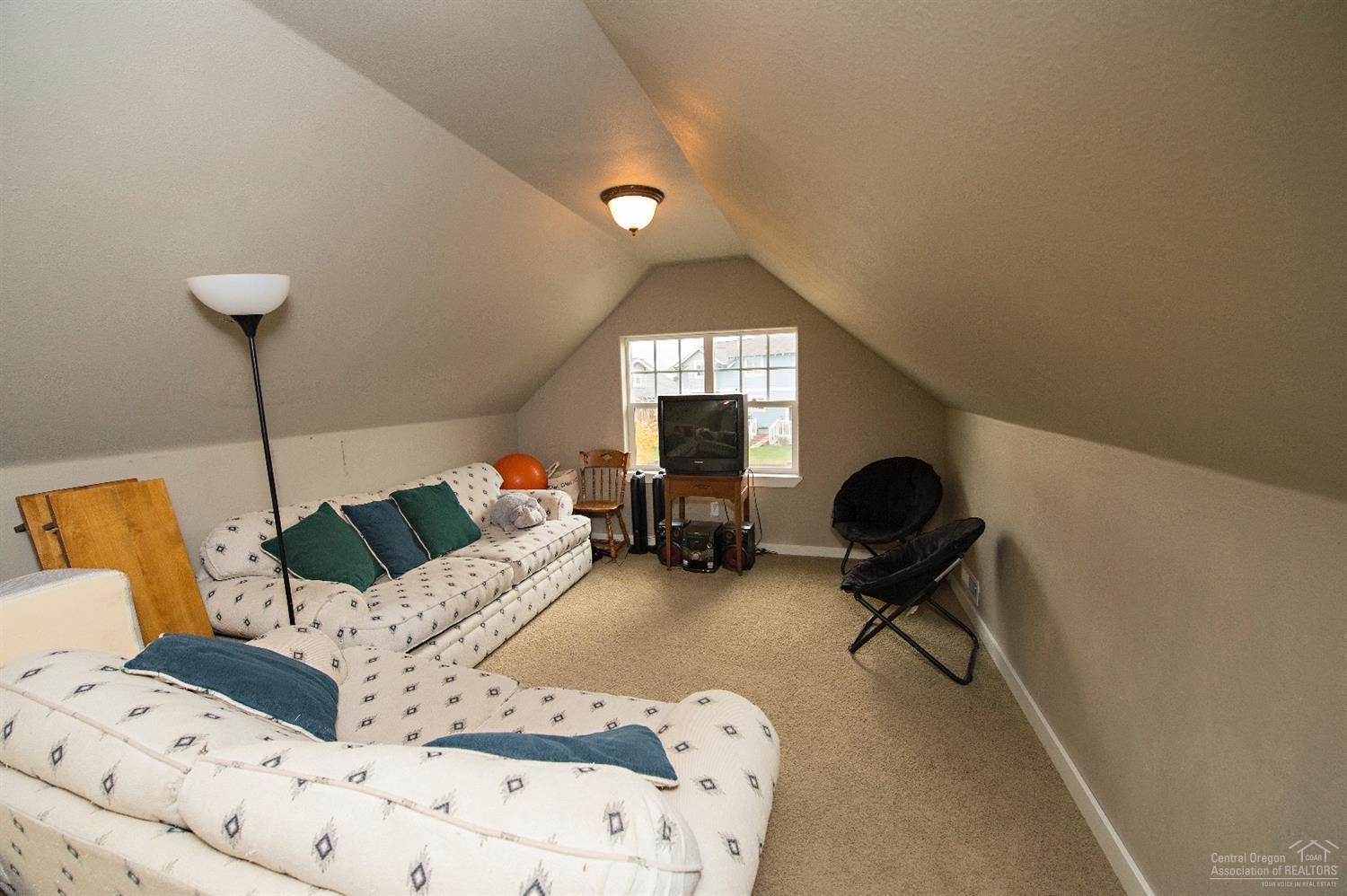 1065 Northwest Rimrock Drive Redmond, OR 97756 - Photo 20 of 23 Gallery Image 20