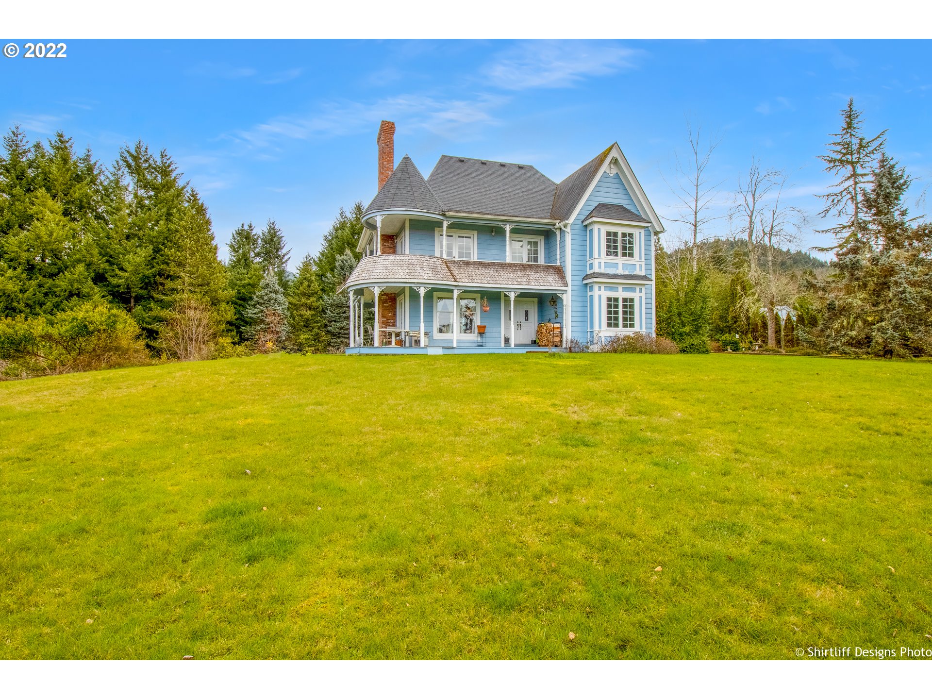 32482 Doolittle Road Cottage Grove, OR 97424 - Photo 1 of 32 a view of a large pool with lawn chairs under an umbrella
