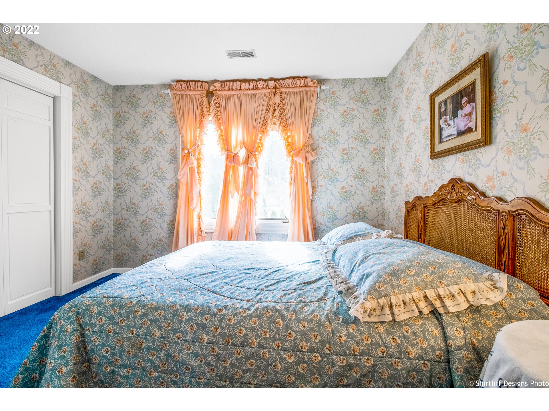 32482 Doolittle Road Cottage Grove, OR 97424 - Photo 20 of 32 a bedroom with a bed and a window