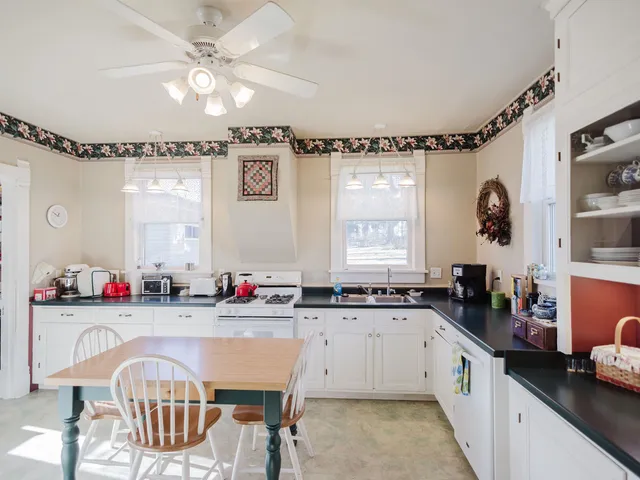 $349,900 | 729 Center Street, Mineral Point, WI 53565