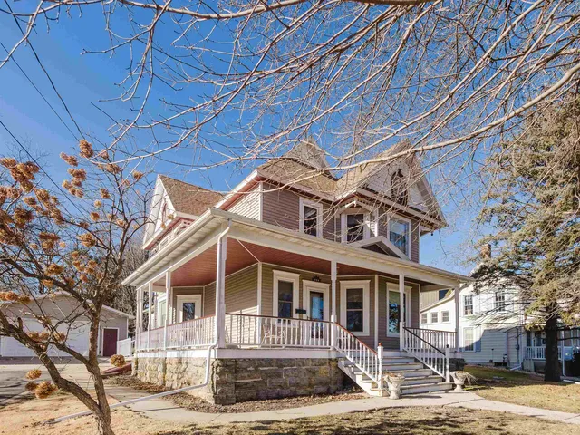 $349,900 | 729 Center Street, Mineral Point, WI 53565