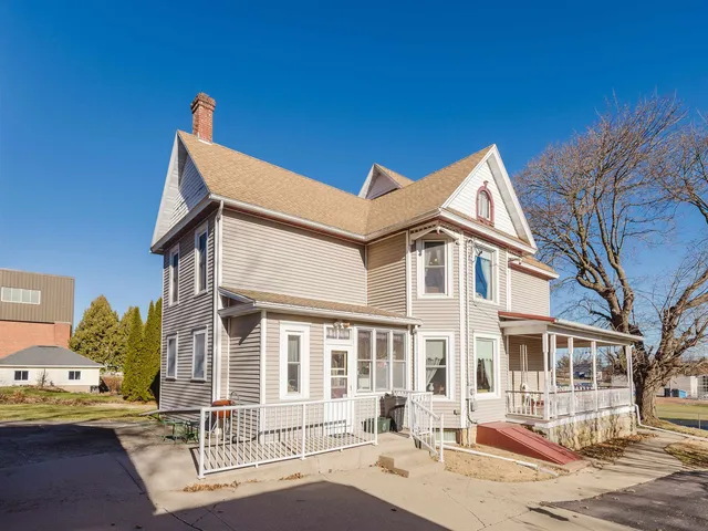 $349,900 | 729 Center Street, Mineral Point, WI 53565
