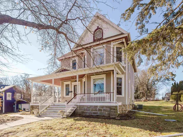 $349,900 | 729 Center Street, Mineral Point, WI 53565