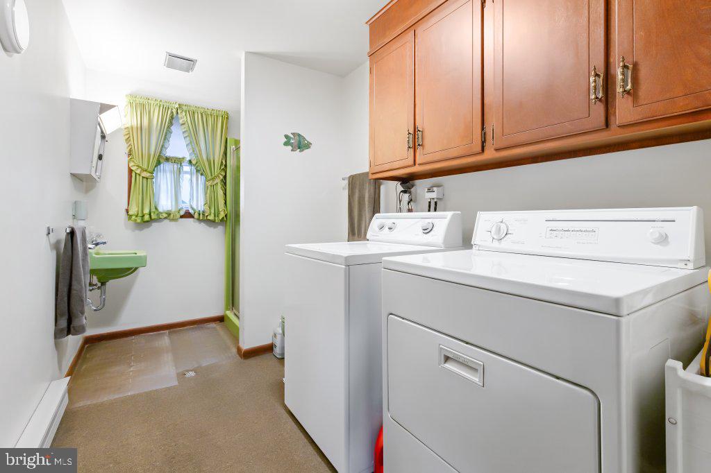 190 Manor Church Road Columbia, PA 17512 - Photo 23 of 30 Lower level full bathroom with laundry