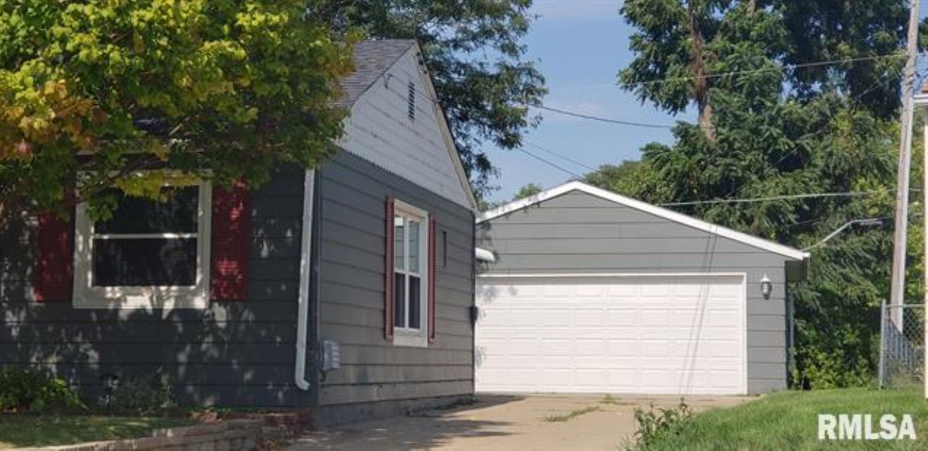 950 40th Street Moline, IL 61265 - Photo 3 of 26
