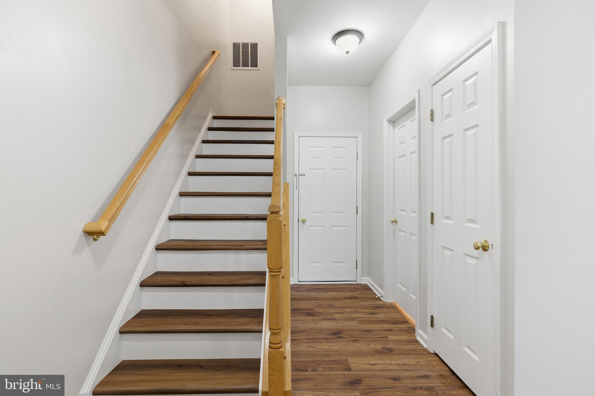 25065 Riding Center Drive Chantilly, VA 20152 - Photo 3 of 33