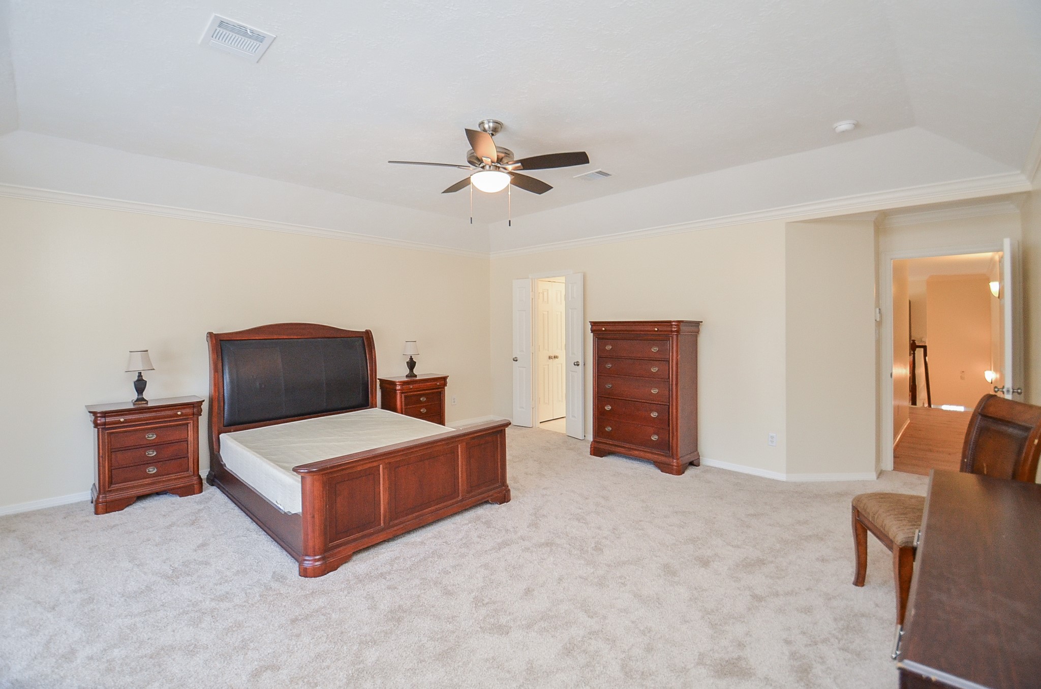 4916 Inker Street Houston, TX 77007 - Photo 30 of 36 18 x 18 feet of carpeted room to relax, read or even set up office space.