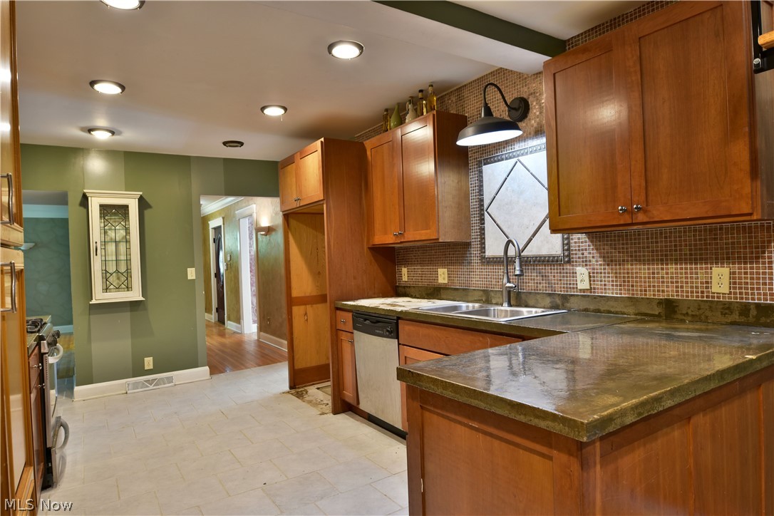 8637 Howland Springs Road Southeast Warren, OH 44484 - Photo 11 of 35 Gallery Image 11