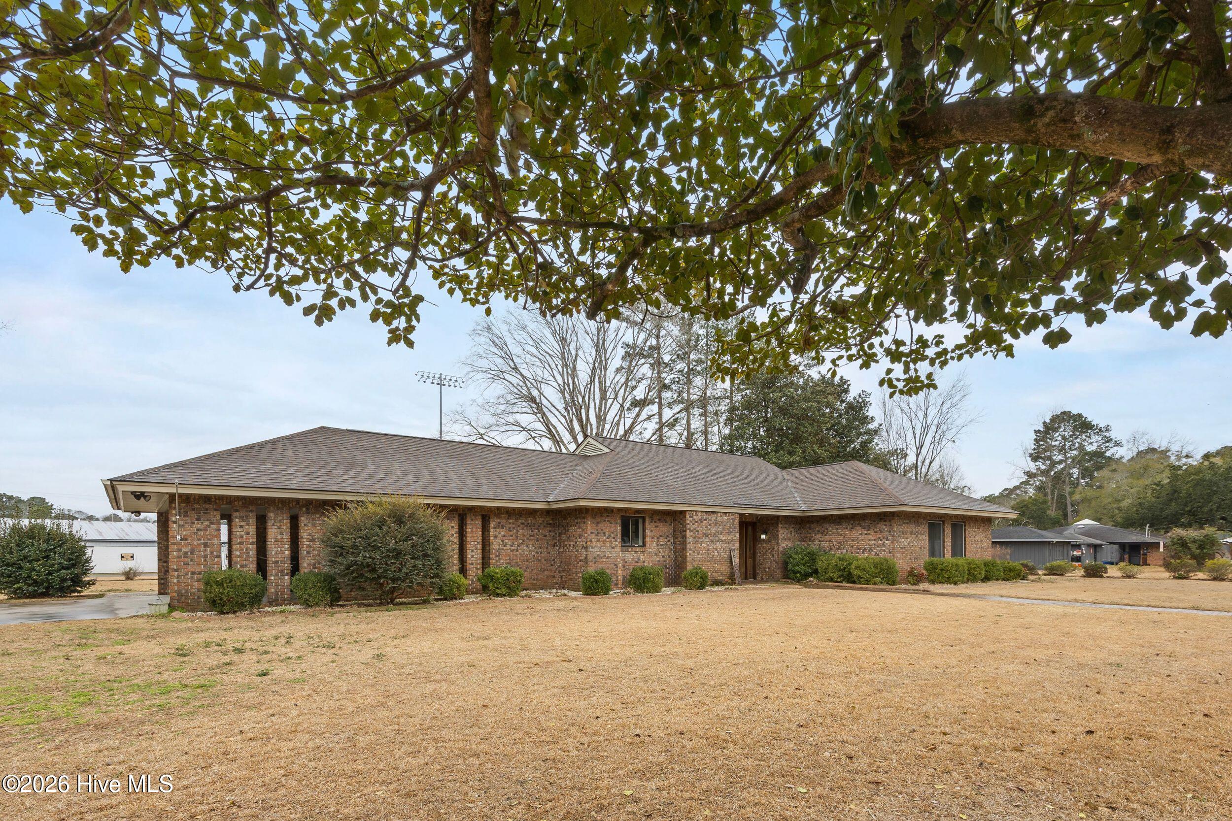 616 East Murphy Street Wallace, NC 28466 - Photo 1 of 36 2_front exterior