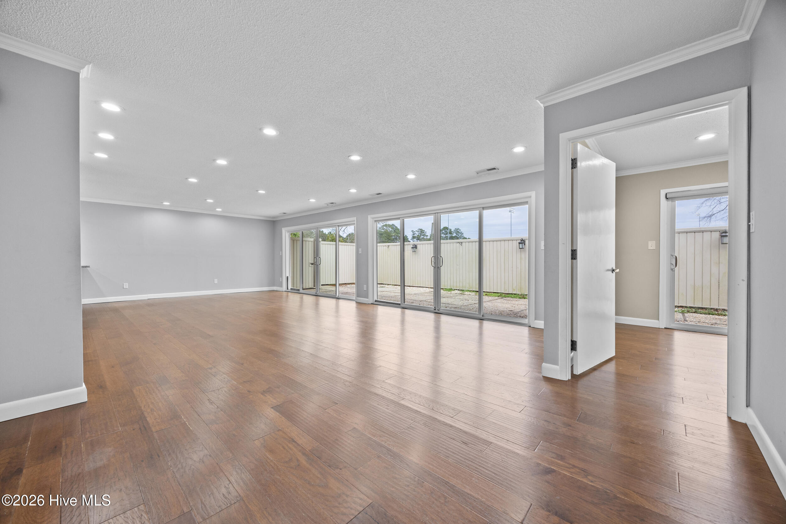 616 East Murphy Street Wallace, NC 28466 - Photo 11 of 36 living room