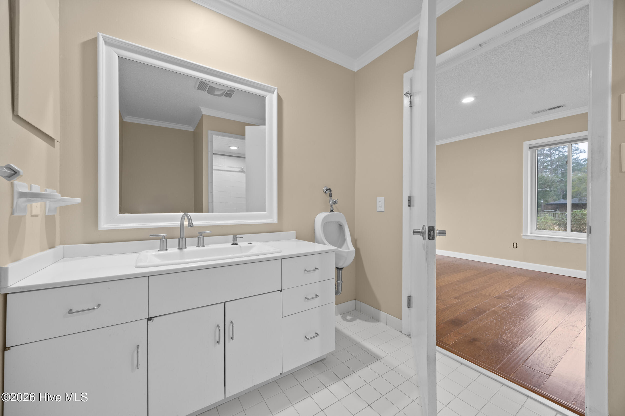 616 East Murphy Street Wallace, NC 28466 - Photo 21 of 36 master bath