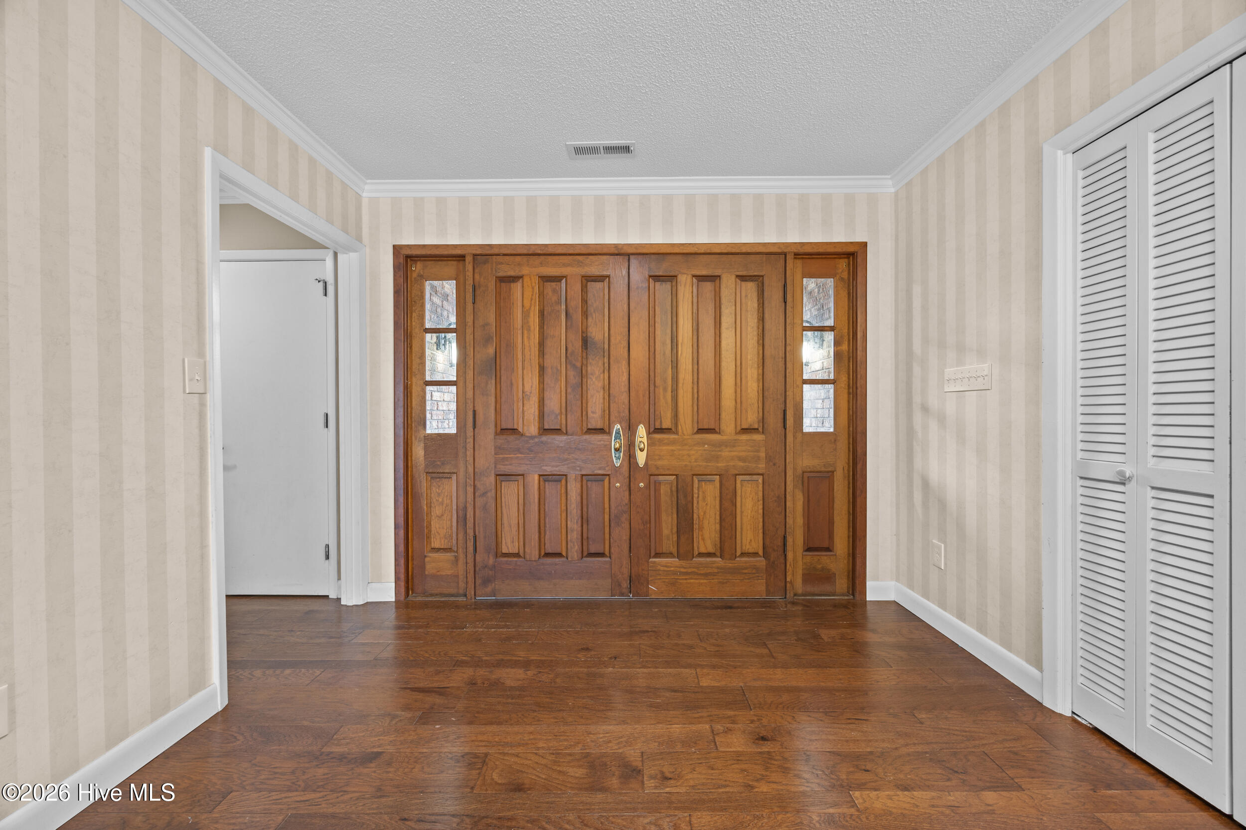 616 East Murphy Street Wallace, NC 28466 - Photo 3 of 36 foyer