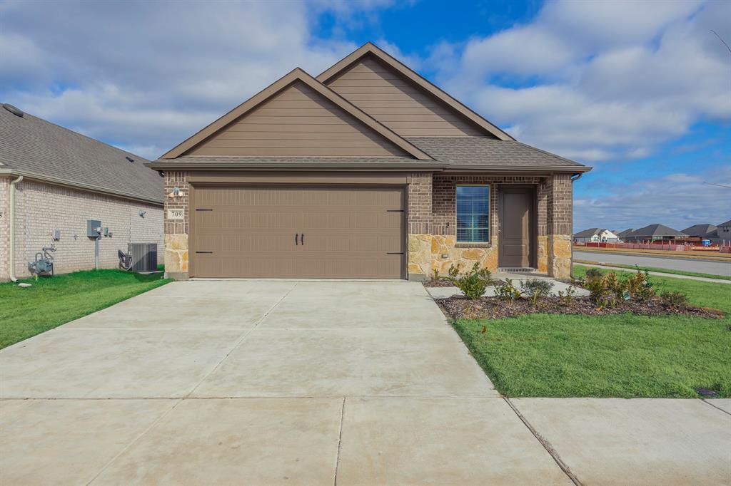 a front view of house with yard