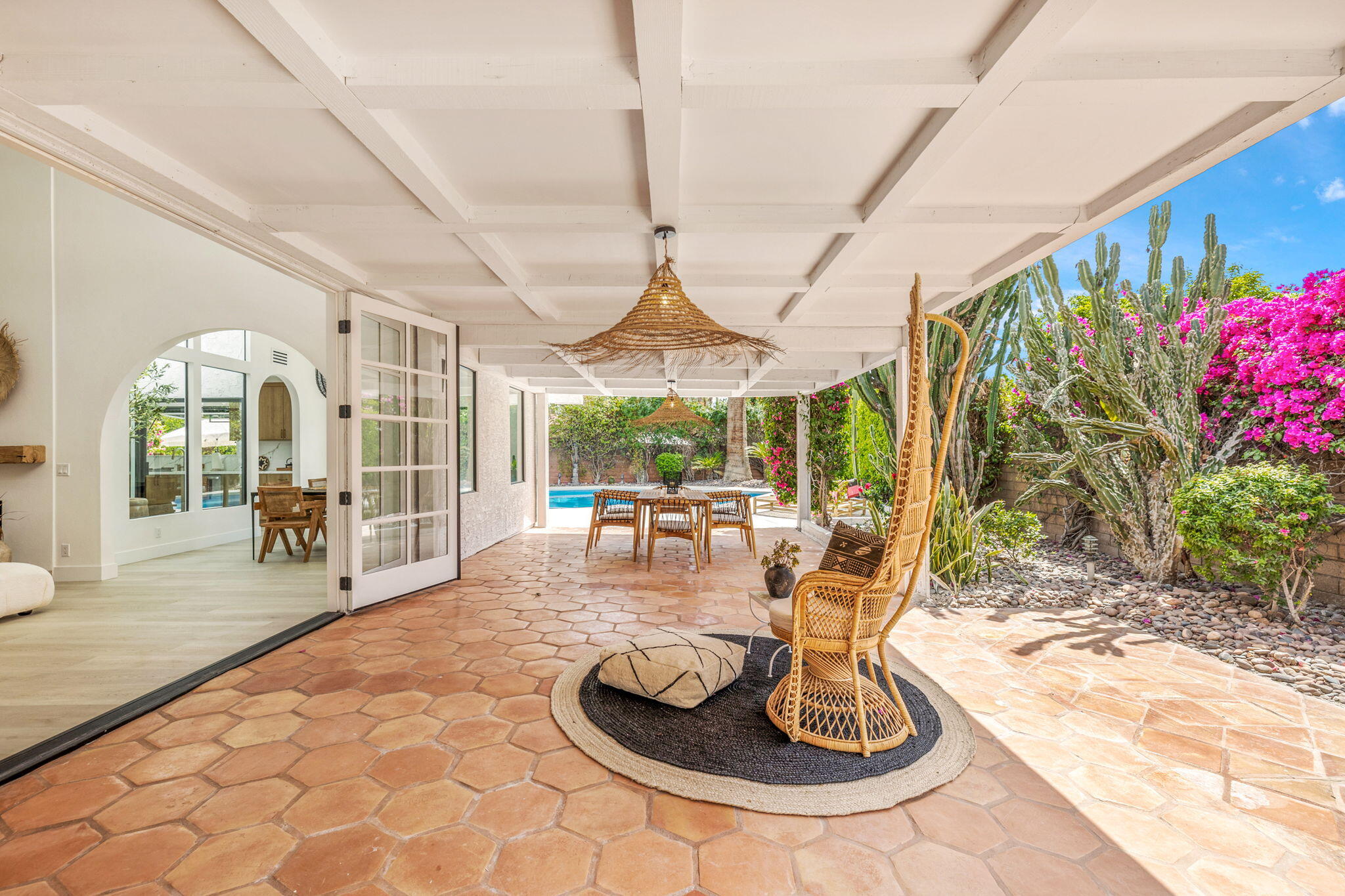 34 Lincoln Place Rancho Mirage, CA 92270 - Photo 37 of 52 a indoor view with a sitting space