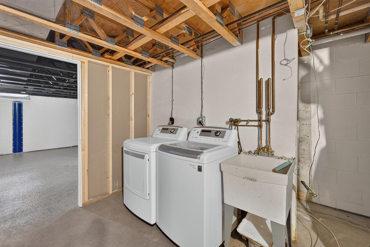 152 Lakefield Court Wind Point, WI 53402 - Photo 23 of 40 lower laundry