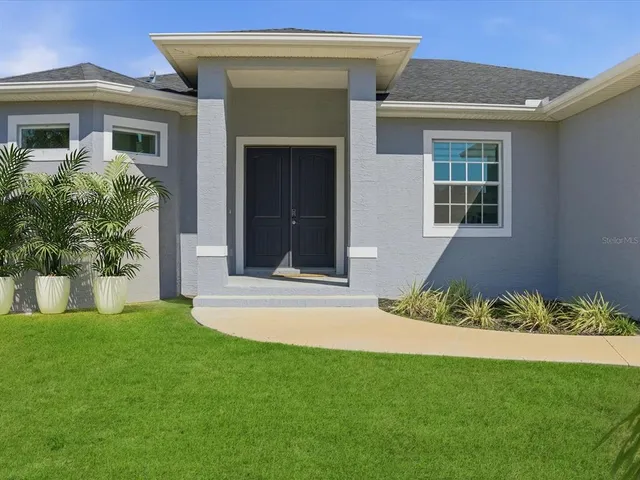 a view of front of a house with a yard