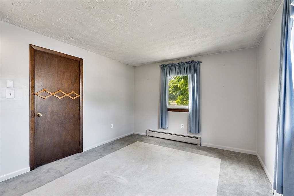 4 Ridgemont Drive Londonderry, NH 03053 - Photo 23 of 33 an empty room with window