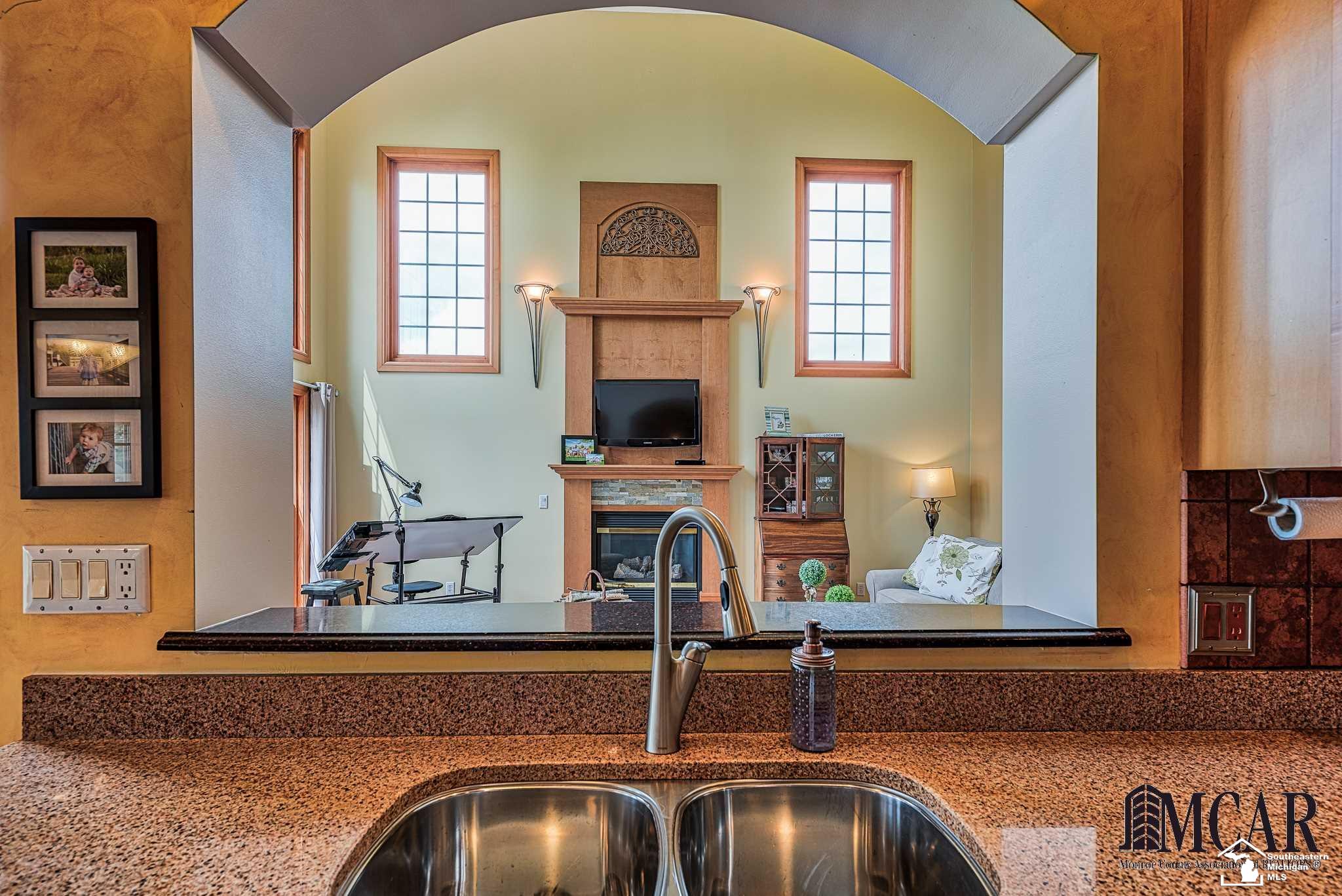 3233 South Custer Road Monroe, MI 48161 - Photo 4 of 40 21490714-3.JPG