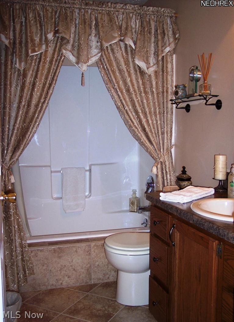 32965 Pettibone Road Solon, OH 44139 - Photo 22 of 25 Main Bathroom was updated in 2008. Still looks like new!