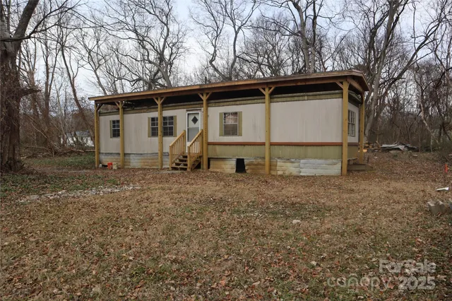 a view of a house with backyard