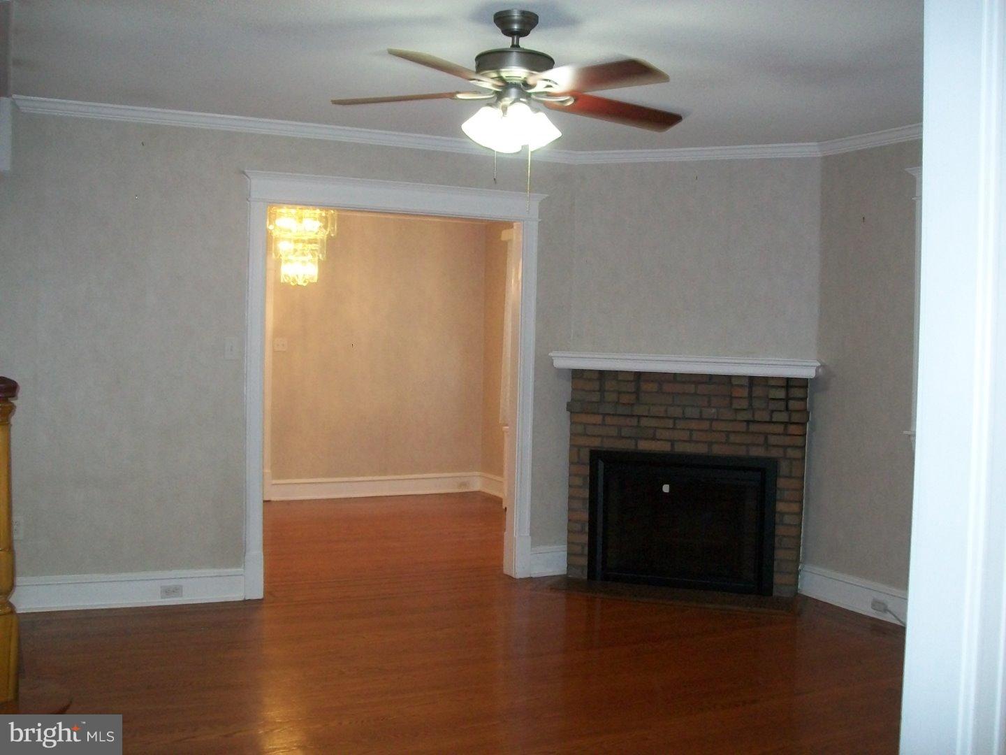 188 Glencoe Road Upper Darby, PA 19082 - Photo 2 of 25 Living Room